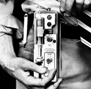 Prototipo de bomba de insulina nos anos 80